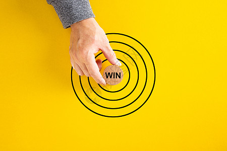 商务人士用Win单词围成圆形 瞄准营销目标的同心圈图片