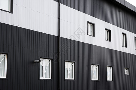 黑白波纹铁皮用作带窗户的仓库或工厂的立面 无缝波纹锌板金属铝立面的纹理 建筑学 金属质感技术建筑线条床单控制板材料建造图片