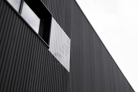 黑白波纹铁皮用作带窗户的仓库或工厂的立面 无缝波纹锌板金属铝立面的纹理 建筑学 金属质感建造建筑控制板线条材料技术床单图片