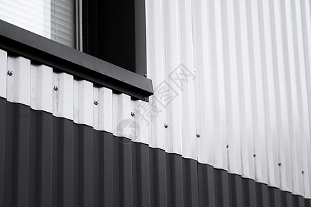 黑白波纹铁皮用作带窗户的仓库或工厂的立面 无缝波纹锌板金属铝立面的纹理 建筑学 金属质感材料床单建造控制板技术建筑线条图片