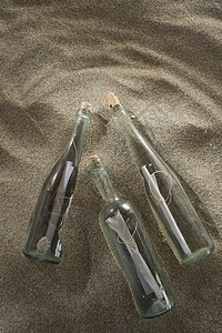 在海滩的瓶子里留言短信广告上网发件电子邮件总机互联网邮件情况图片