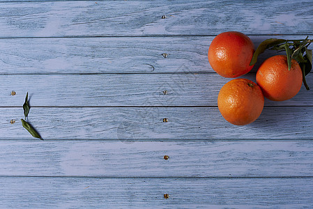 木制地板上的各种橙子果汁饮食圆圈卷曲桌子季节活力饮料食物漩涡图片