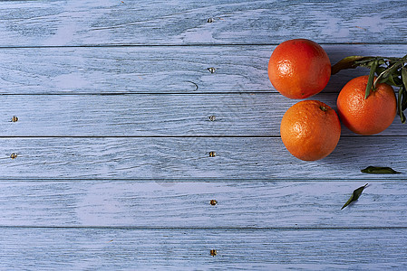 木制地板上的各种橙子活力水果饮食圆圈桌子热情健康橙汁螺旋玻璃图片