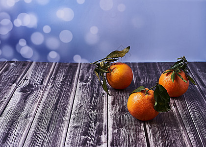 木制地板上的各种橙子螺旋木头橙汁桌子健康漩涡圆圈饮食玻璃卷曲图片