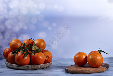 木制板上的橙子组叶子果汁玻璃水果螺旋皮肤木头食物桌子热情图片