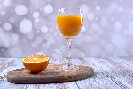 木制桌上的橙汁健康饮料桌子卷曲玻璃果汁饮食橙子水果热情图片