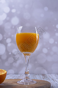 木制桌上的橙汁食物螺旋饮料叶子健康桌子水果卷曲活力木头图片