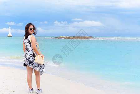 泰国海滩上的女性旅游女游客海洋身体假期运动鞋海岸天空旅行太阳镜快乐青少年图片