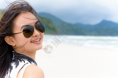 在泰国海滩上观光的美容女子假期头发太阳镜快乐微笑游客旅行女孩旅游青少年图片