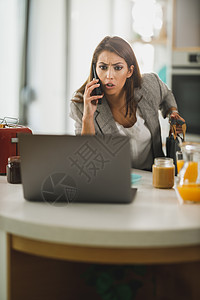 正在检查您今天的日程安排厨房电子邮件压力紧迫感电话商务手机女士社交冲浪图片