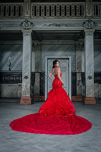古老的红衣旧衣服 城堡美丽美丽的公主 穿着诱人服装戏服女王红色魅力建筑学童话女性古董舞会化妆品图片