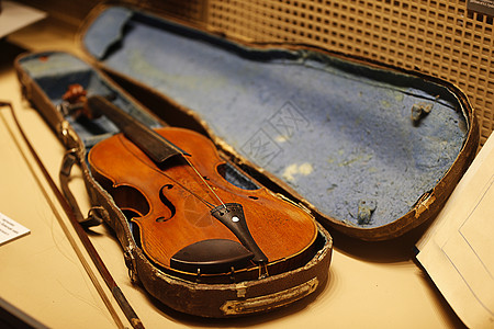古老小提琴古董细绳旋律音乐会乐器划痕音乐团体手提箱金属图片