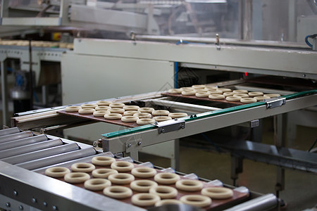 用于生产饼干和百吉饼的工业生产线 用于烹饪产品生产的传送带工厂机械机器工作半成品蛋糕职业输送带团体糖果图片