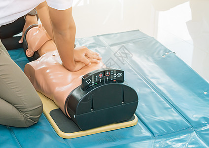 CPR援助假医疗培训 手印 心心 关于玩偶紧急复习训练的模拟医疗培训疼痛情况救援知识说明护理人员脑袋模型程序学习图片