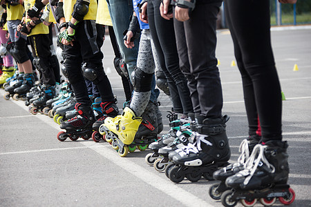 车轮的近距离观察滑冰 溜冰会排成一行刀刃叶片青少年身体旱冰青年滚筒运动运动员竞赛图片
