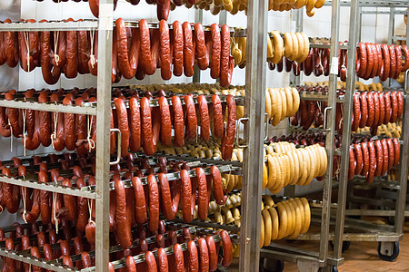 香肠棒在肉类工厂的背景中被烟熏成火锅味道动物团体猪肉肉厂存储屠夫冻结冷库店铺图片