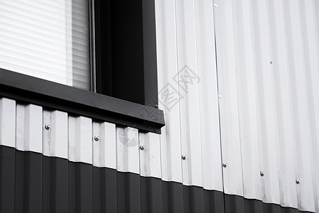 黑白波纹铁皮用作带窗户的仓库或工厂的立面 无缝波纹锌板金属铝立面的纹理 建筑学 金属质感床单控制板建造技术材料线条建筑图片