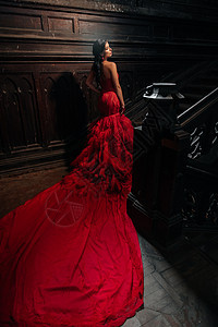 古老的红衣旧衣服 城堡美丽美丽的公主 穿着诱人服装魅力楼梯女王戏服舞会古董女性女士红色童话图片