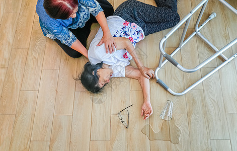 老年妇女在家中摔倒 心脏攻击卫生帮助人士甘蔗胸部保健地面女人疼痛残障图片