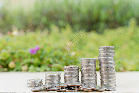 在模糊的绿色自然背景上堆叠硬币 物业投资和房屋抵押财务概念储蓄部门退休财富钱盒预算财产银行小猪利润图片