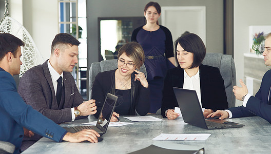 一群年轻的成功商务人士律师在做项目时在会议室里交流推介会女性女士合作电脑人士衣领笔记本男人合伙图片