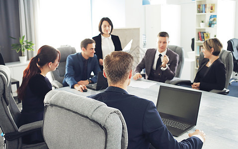 一群年轻的成功商务人士律师在做项目时在会议室里交流工作董事会电脑讨论技术经理女士员工同事快乐图片