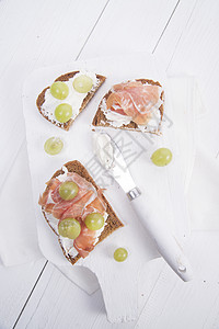 面包 奶酪 火腿和葡萄食品味道食物饮食时间桌子白色午休造型营养图片