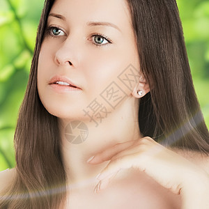 天然护肤和化妆品品牌的年轻女性美容肖像 以春天自然为背景的健康 健康和有机美容概念屏幕女士假期美丽系数防晒霜奶油皮肤太阳身体图片