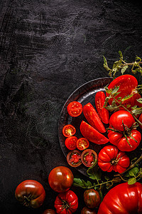 新鲜成熟西红柿平面黑色绿色静物花园石板蔬菜食物饮食叶子红色图片