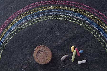 带粉笔的彩虹婴儿学校线条游戏黑色乐趣绘画学习灰尘曲线图片