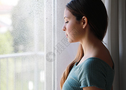 阴郁的悲伤女人 雨天在家低视 专注于模特的眼睛 室内照片图片