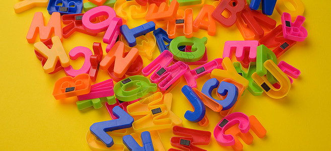 多色塑料英文字母 黄底有磁铁的英法字母数蓝色收藏童年教育英语字体横幅黄色知识语言图片