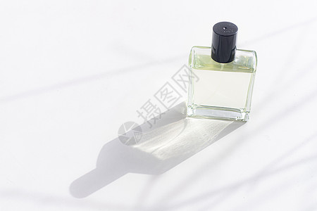 带有阴影的白色背景上的香水 香水的选择 芳香疗法 闻 一瓶香水 白色背景 复制空间化妆品植物液体产品小样温泉瓶子玻璃皮肤反射图片