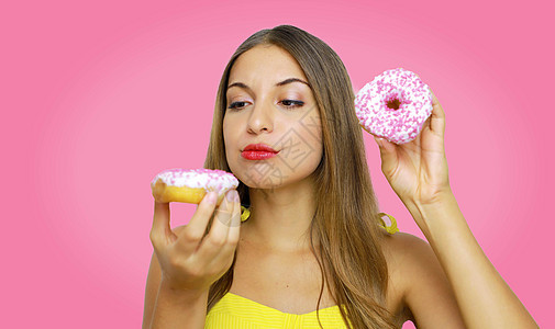 健康饮食 夏季 减肥 医疗保健 身体护理生活方式 特写有吸引力的忧心忡忡的年轻女子的肖像 她抱着美味的白色甜甜圈饥饿和渴望图片
