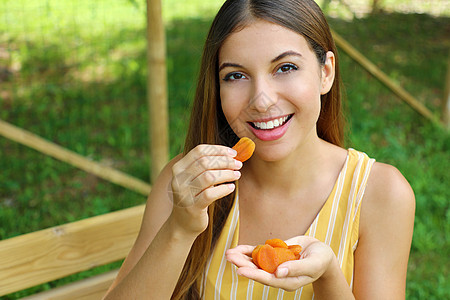 在公园里吃干果的年轻女子 健康的食物概念小吃饮食质量营养女孩脱水女士早餐水果橙子图片