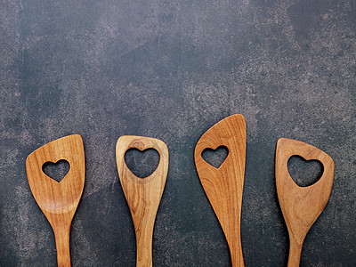 木制炊具的各种心形 深色混凝土背景上的木勺和木铲 平躺和复制空间家庭祖母母性假期奶奶母亲厨房妈妈木头勺子图片