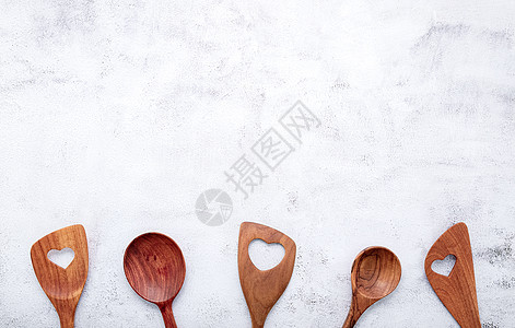 木制炊具的各种心形 白色混凝土背景上的木勺和木铲 平躺和复制空间厨房奶奶母亲桌子墙纸幸福菜单快乐贮存母性图片