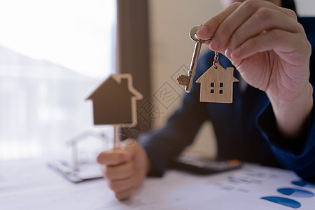 房地产代理销售经理持有客户钥匙并持有签名房屋报价和房屋保险 房主 租赁物业购买 抵押投资贷款 所有权概念图片