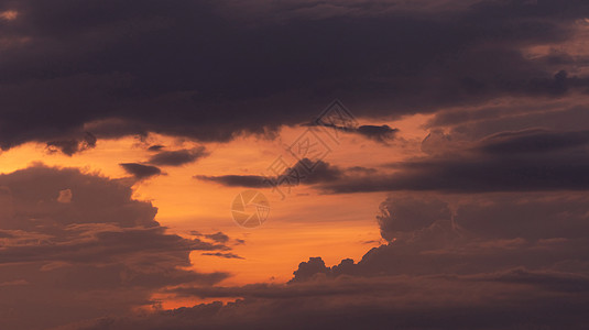 美丽的橙色日落天空 层层叠叠的灰色和乌云 优美的风景 自然之美 黄昏的天空 黄昏的天堂天空 宁静祥和的背景 浪漫的日落天空图片