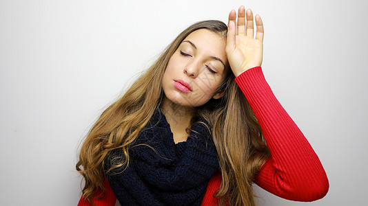 白色背景下头痛女性的冬季肖像 复制空间 笑声皮肤药品围巾女士流感毛衣女孩压力工作室眼睛图片