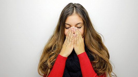 打喷嚏的年轻女士生病了 穿着短裤和毛衣冷酷寒冷的年轻女性 复制空间工作室鼻涕发烧喷嚏鼻子症状学生流感哮喘疾病图片