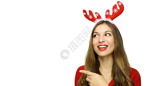 愉快的圣诞节妇女看着身边 用手指在白色背景上露面 复制空间 掌声 笑声手势礼物乐趣假期展示幸福购物牛角驯鹿嘴唇图片