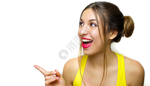 开朗笑着的女孩的画像 旁边有两个 chingnon 的手指 穿着黄色背心的漂亮女人惊讶地看着用手展示的一面 购物的概念图片