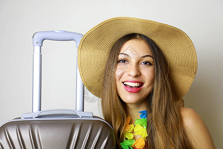 夏季休闲服的旅行者旅游女人 出国旅行的乘客周末度假 空中飞行旅程概念图片