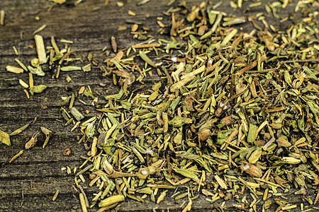 灰色木板上洒满了干燥的百姆叶子迷迭香种子饮食食物木头百里香调味品草本植物烹饪图片