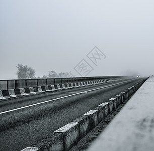 雾中路上的一辆汽车图片