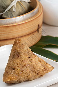 松子 龙船节的大米卷 在明亮木制桌布背景下竹子传统茶壶汽船粽子节日庆典文化美食木头背景图片