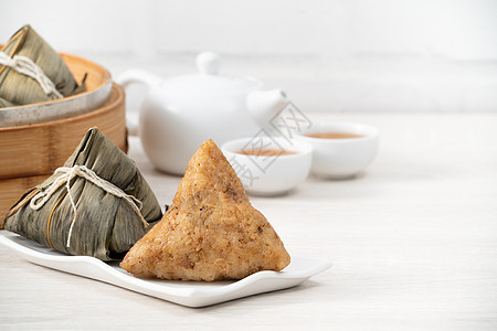 松子 龙船节的大米卷 在明亮木制桌布背景下假期汽船文化食物木头茶壶节日粽子庆典传统图片