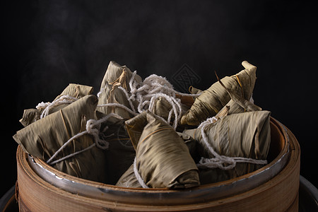 在黑暗背景下 龙船节的松子大米袋竹子烹饪龙舟饺子庆典摄影假期木头桌子美食图片