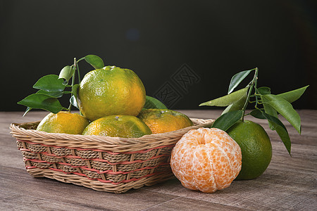 黑色木制桌底的绿色橘子柑橘橙色桌子收成农场叶子食物团体饮食水果木头市场图片